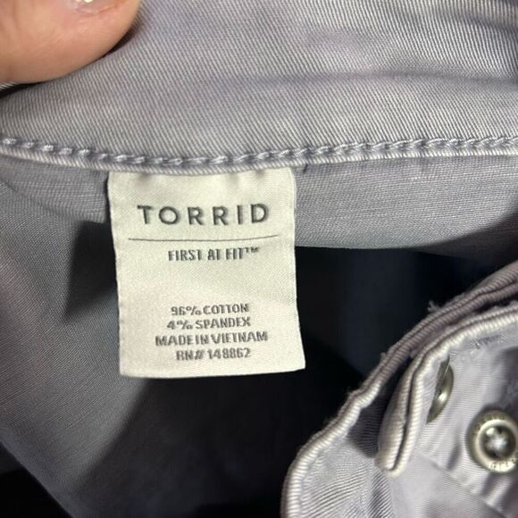 Torrid Grey Size 24 NWT Shorts Button Front - Picture 4 of 6